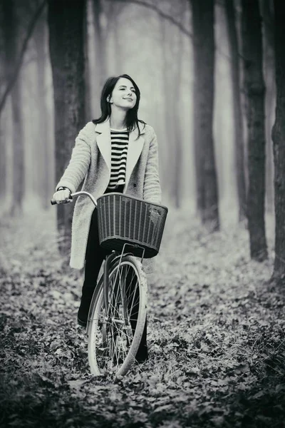 Jonge vrouw met fiets — Stockfoto
