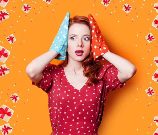 Mujer joven con guantes de horno —  Fotos de Stock