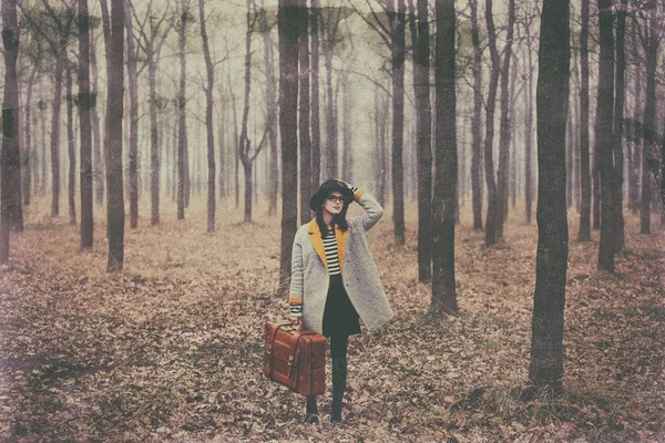 Jovem mulher na floresta de outono — Fotografia de Stock