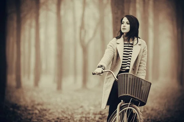 Mujer joven con bicicleta — Foto de Stock