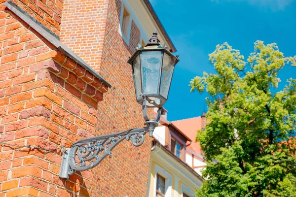 tuğla duvar, eski metal fener 