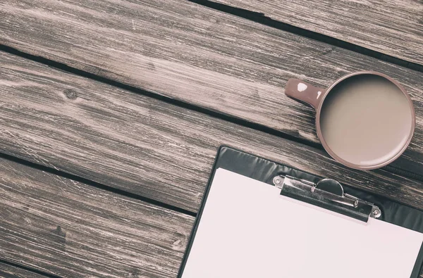 Café con leche y portapapeles — Foto de Stock