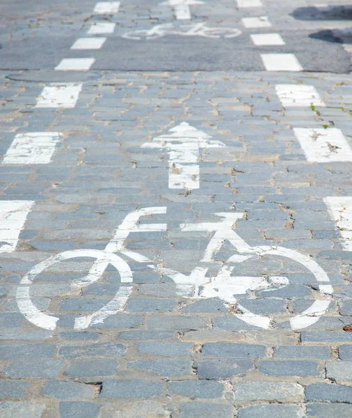 Cartel de bicicleta en el pavimento de adoquín — Foto de Stock