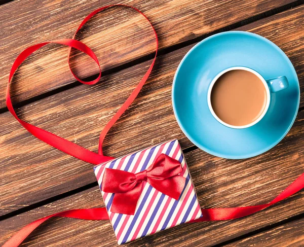 Cup of coffee and gift box — Stock Photo, Image