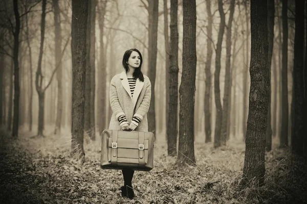 Mujer joven en bosque de otoño — Foto de Stock