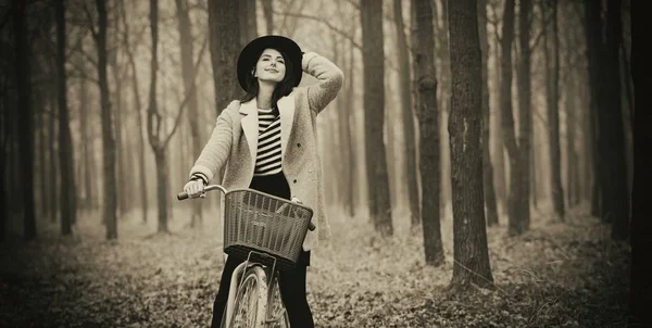 Giovane donna con bicicletta — Foto Stock