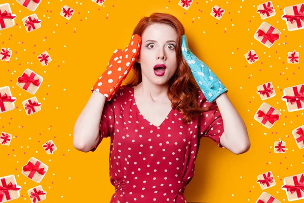 Mujer joven con guantes de horno — Foto de Stock