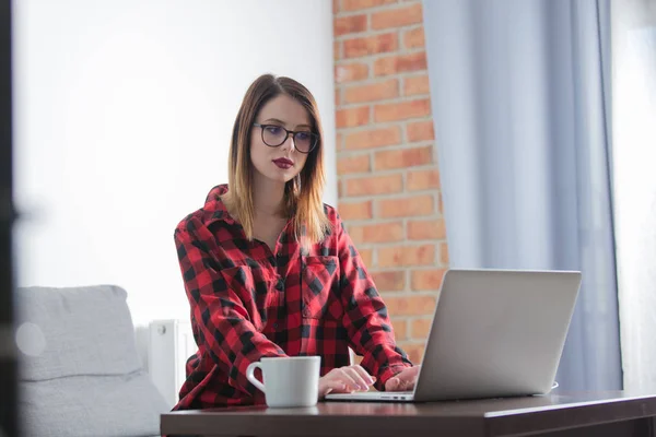 Donna pensierosa utilizzando il computer portatile — Foto Stock