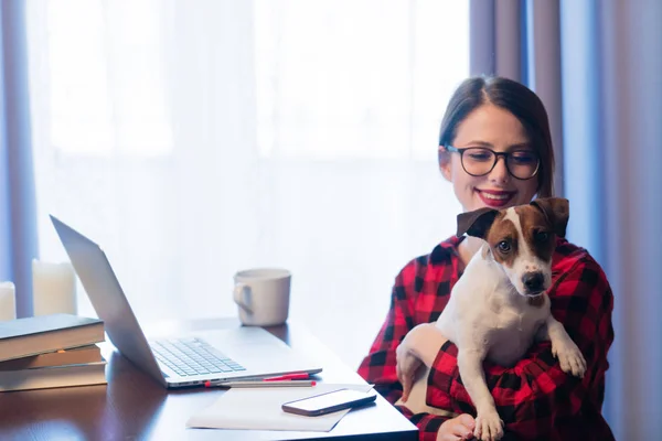 Geschäftsfrau mit Hund zu Hause — Stockfoto