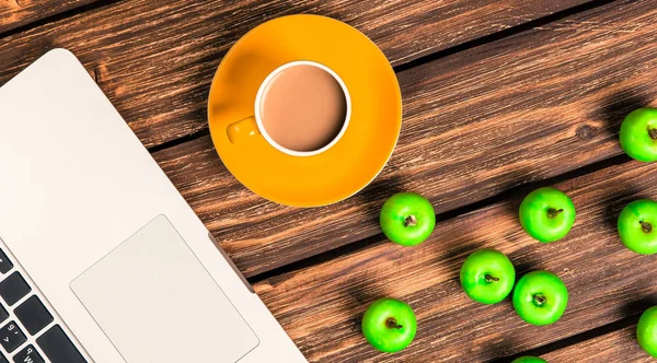 Kopje koffie en laptop computer — Stockfoto