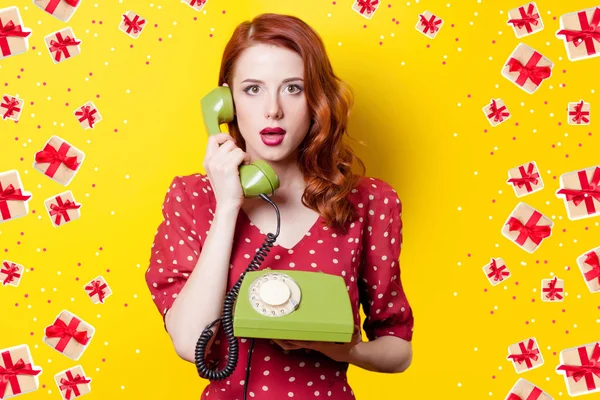 telefon ile genç kadın