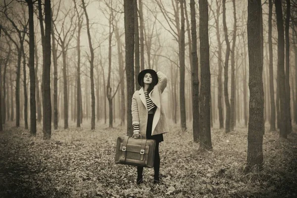 Giovane donna nella foresta autunnale — Foto Stock