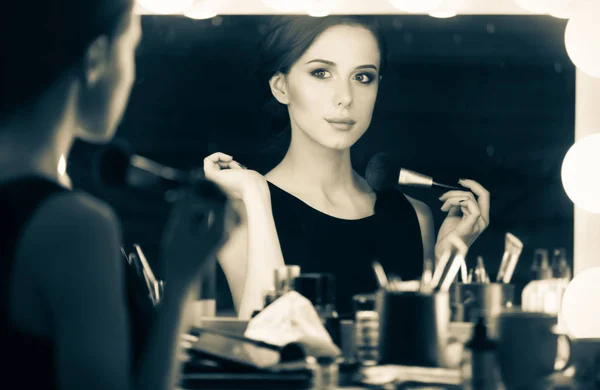 Hermosa mujer aplicando maquillaje — Foto de Stock