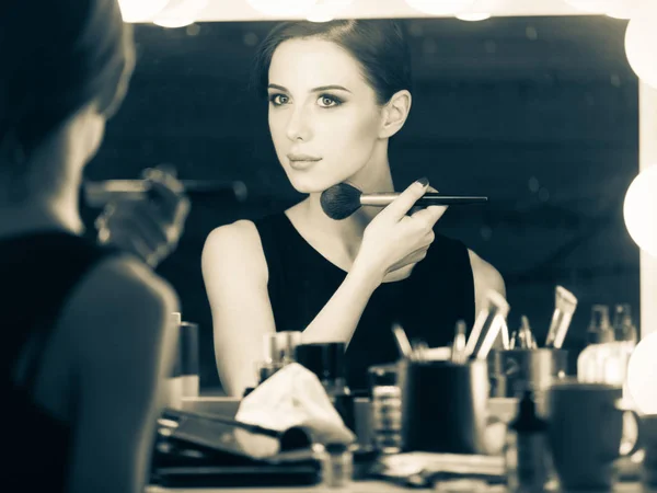 Beautiful woman applying makeup — Stock Photo, Image