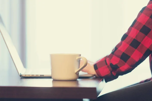 Hands of woman using laptop — Stock Photo, Image