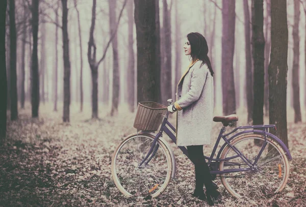 Giovane donna con bicicletta — Foto Stock