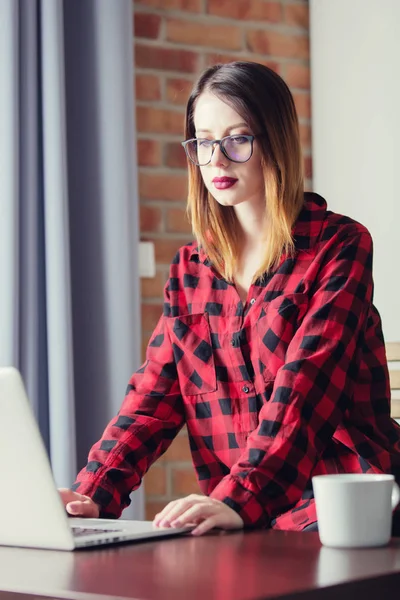 Pensieve vrouw met laptop — Stockfoto