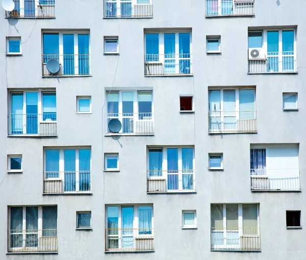 Edifício de apartamentos com grandes janelas — Fotografia de Stock