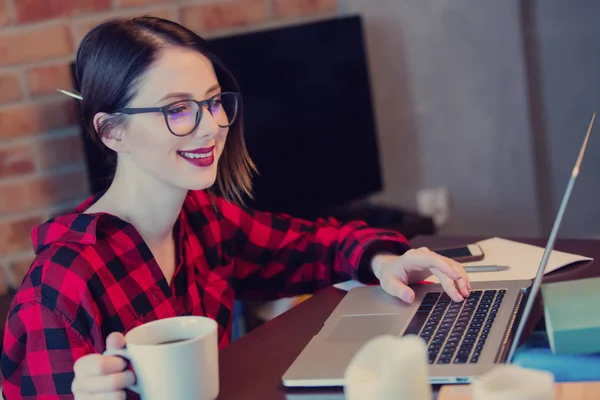 Jonge vrouw met laptop — Stockfoto