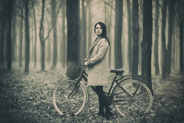 Mujer joven con bicicleta — Foto de Stock