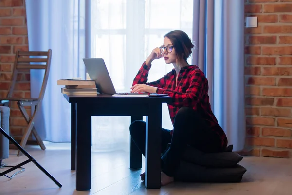 Pensive kobieta za pomocą laptopa — Zdjęcie stockowe