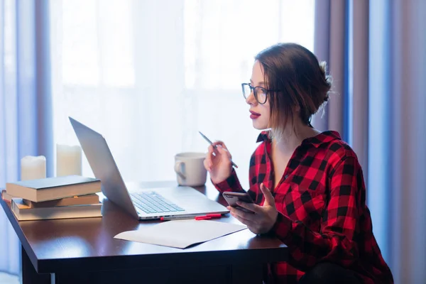 Donna che utilizza laptop e smartphone a casa — Foto Stock