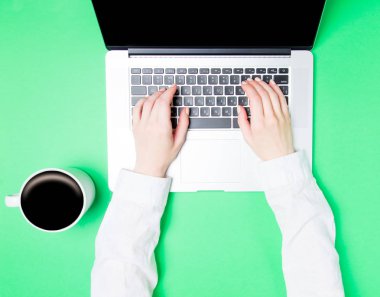 Kadın handsusing dizüstü bilgisayar 