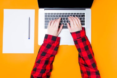 Notlar dizüstü bilgisayar ile iş kadını