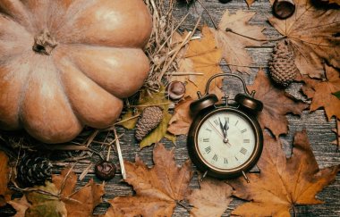 Sonbahar tablo çalar saat.