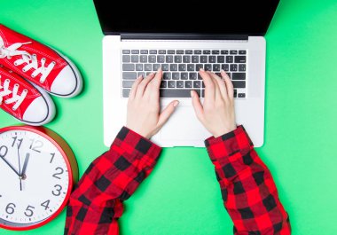 Eller ve büyük saat 