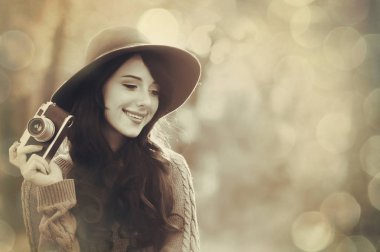 Esmer kız parkta kamera ile 