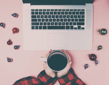 Serbest meslek sahibi kadın el dizüstü bilgisayar ile 