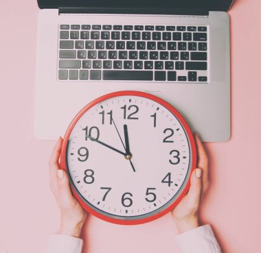 İşkadını el dizüstü bilgisayar ile 