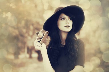 Esmer kız parkta kamera ile 