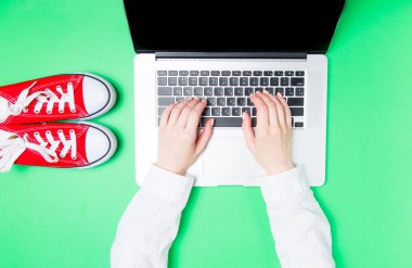 dizüstü bilgisayar ile eller 