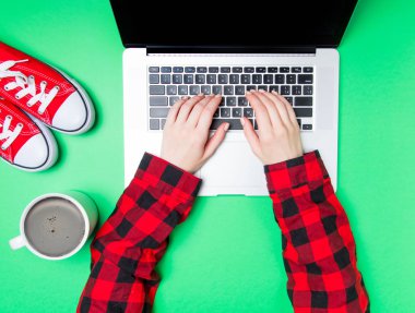 fincan kahve ve dizüstü bilgisayar ile el 