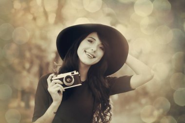 Esmer kız parkta kamera ile 