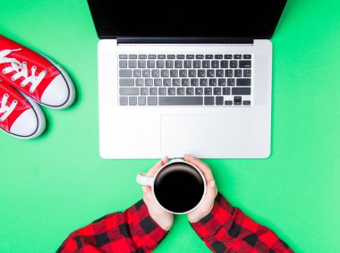 Bir fincan kahveyle eller 