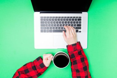 Serbest meslek sahibi kadın fincan kahve ve dizüstü bilgisayar ile