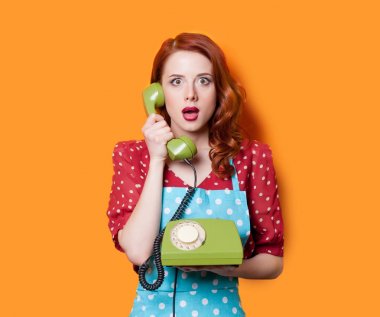 Yeşil telefon ile Kırmızı elbiseli kız