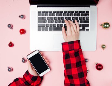 Cep telefonu tutan kadın eller