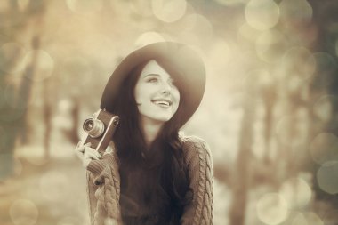 Esmer kız parkta kamera ile 