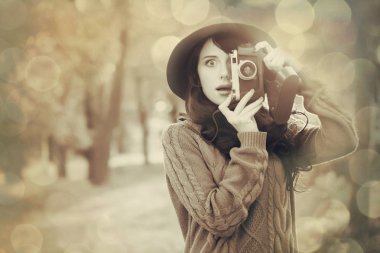 Esmer kız parkta kamera ile 