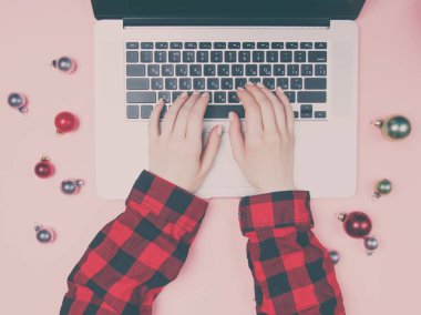 Eller serbest meslek sahibi kadın yazarak 