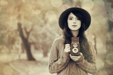 Esmer kız parkta kamera ile 