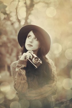 Esmer kız parkta kamera ile 