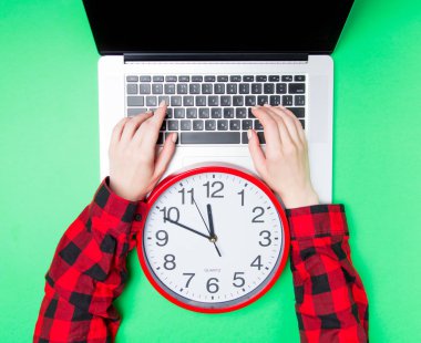 Eller ve büyük saat