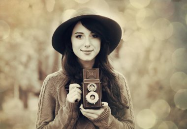 Esmer kız parkta kamera ile 