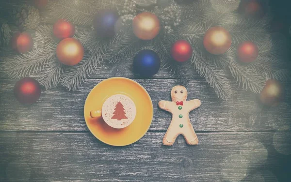 Cappuccino quente com forma de árvore de Natal — Fotografia de Stock