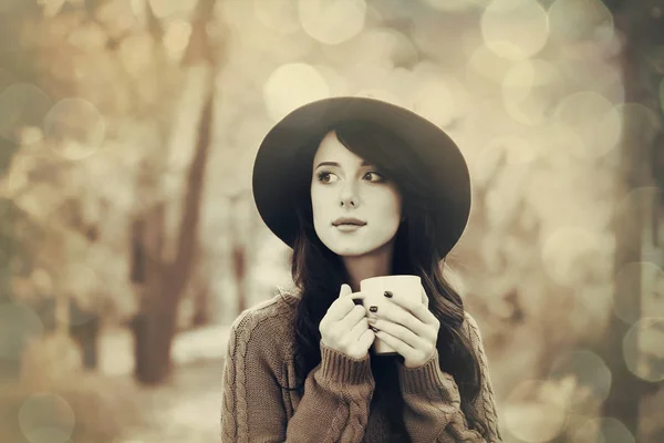 Bruna ragazza con tazza nel parco — Foto Stock